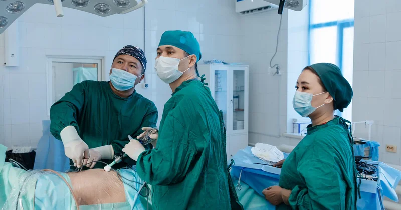 Атырауда жоғары санатты онкохирургтің қатысуымен күрделі оталар жасалды