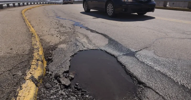 "Создают угрозу безопасности". 65 тысяч проблемных участков выявили на дорогах Казахстана в этом году
