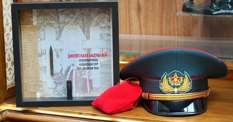 Погиб в первые дни ВОВ. Найденный медальон казахстанского воина передали посольству Казахстана в Москве