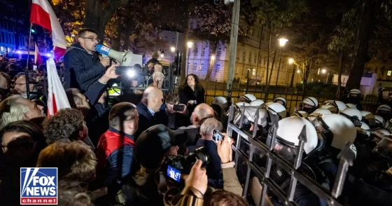 Государственный переворот в Польше: Навроцкий заблокировался в здании суда