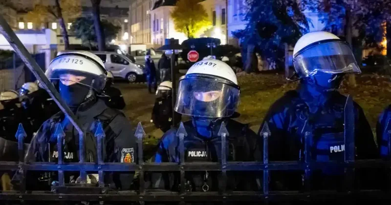 Переворот в Польше. Президент отменил визит в Сенегал и вернулся в страну из за смены главы Конституционного трибунала