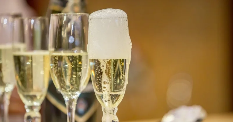 Сколько шампанского можно выпить в новогоднюю ночь