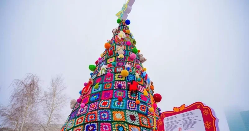 Астанада ұлттық нақышта безендірілген эко шырша бой көтерді