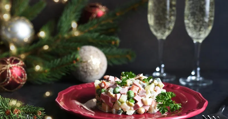 Как в Новый год не стать жертвой похмелья и болей в желудке, рассказала врач