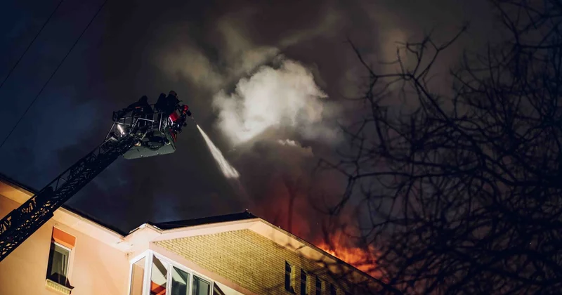 В Таразе загорелась кровля пятиэтажного жилого дома