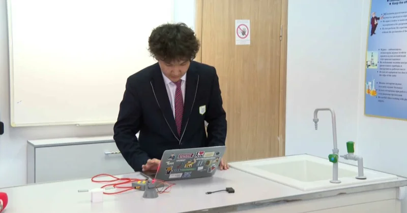 Оқушылар лазер арқылы ақпарат жеткізеді