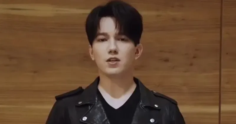 Димаш Құдайберген ел азаматтарын Жаңа жыл мерекесімен құттықтады