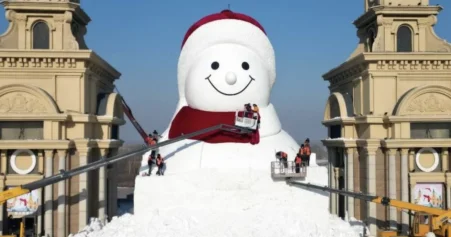 Самого большого снеговика слепили в китайском Харбине