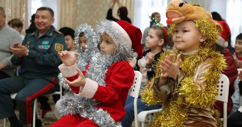 Балалар үйіндегі Жаңа жыл: әскери қызметшілер сыйлық сыйлап, ән айтты