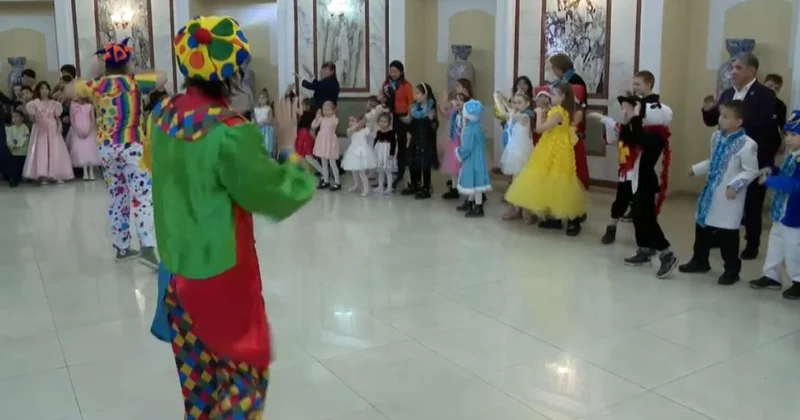 Алматыда балалар үйінің тәрбиеленушілері үшін жаңа жылдық шырша мерекесі ұйымдастырылды